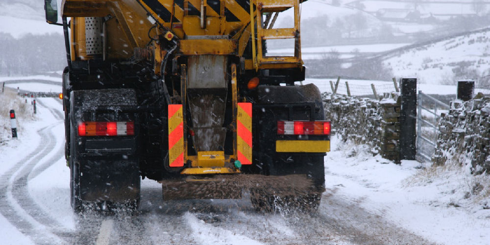 a lorry gritting to remove snow
